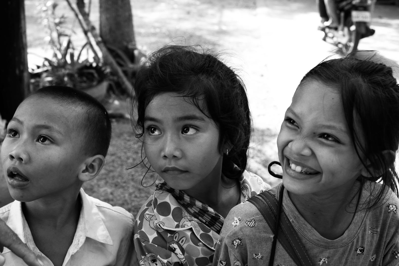 Trois enfants en noir et blanc